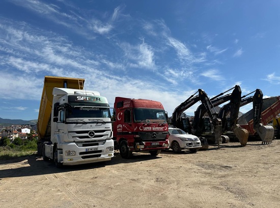 Sefer Hafriyat Nakliyat, profesyonel ekip ve güçlü araç filosuyla hafriyat, kazı, dolgu ve nakliyat işlerinde güvenilir, hızlı ve ekonomik çözümler sunar.